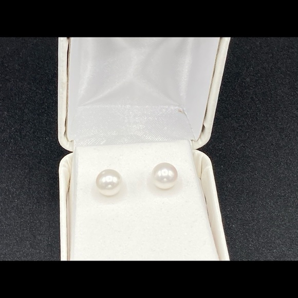 18k Yellow Gold Freshwater Pearl Stud Earrings 7mm - Picture 3 of 5